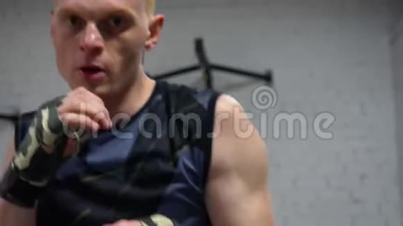 男性白种人拳击手MMA战斗机训练特写视频的预览图