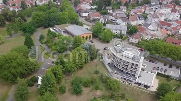 德国城市的一小部分附近有一个绿色公园空中拍摄于4k视频的预览图
