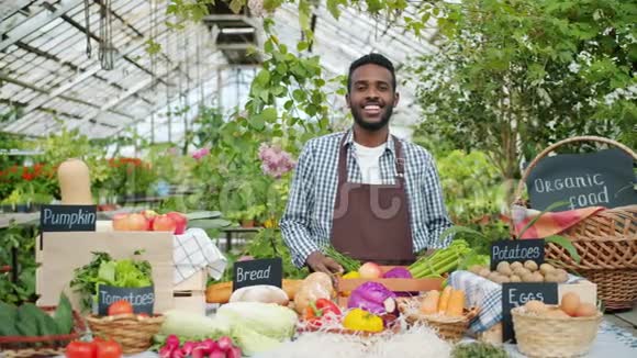 非裔美国人在农场市场销售有机食品的推销员画像视频的预览图