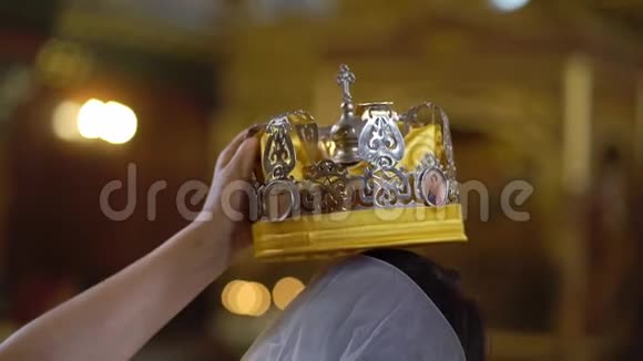 萨因特彼得斯伯格俄罗斯8月4日2019年婚礼皇冠教堂里的婚礼基督教婚姻仪式视频的预览图