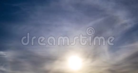 在晴朗的蓝天上带着蓬松的云彩的光环太阳的时间推移视频的预览图