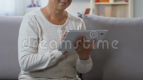 中年妇女在平板电脑上的社交网络中聊天与家人联系视频的预览图
