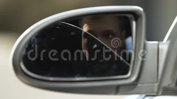 调查商人看车外后视镜怀疑视频的预览图