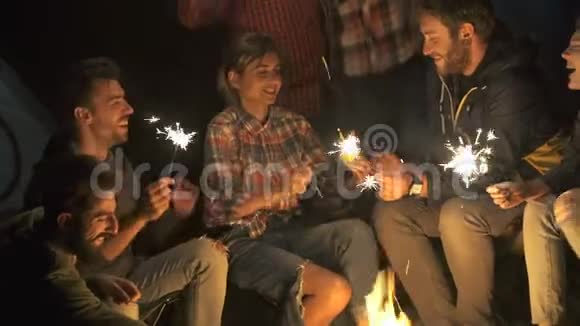 年轻人在篝火旁野餐庆祝新年视频的预览图