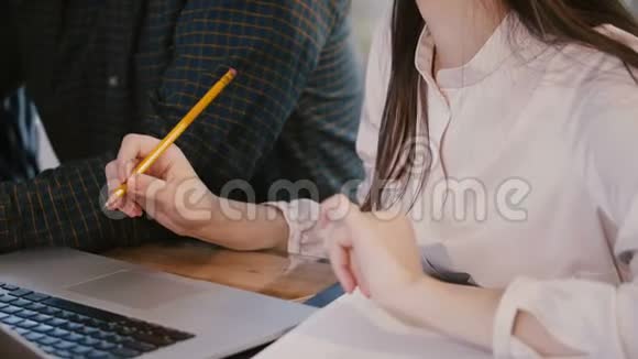 近距离观看手中的专业商务人士在办公桌上用笔记本电脑思考配合员工会议视频的预览图