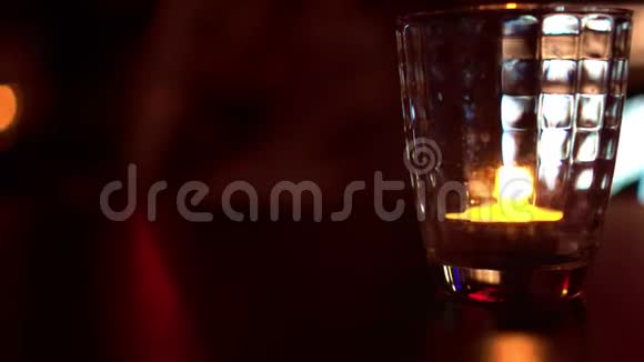 女人用红色霓虹灯酒吧用智能手机视频的预览图