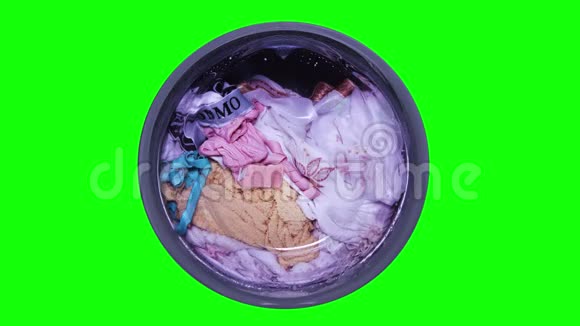洗衣机运行在绿色屏幕上视频的预览图
