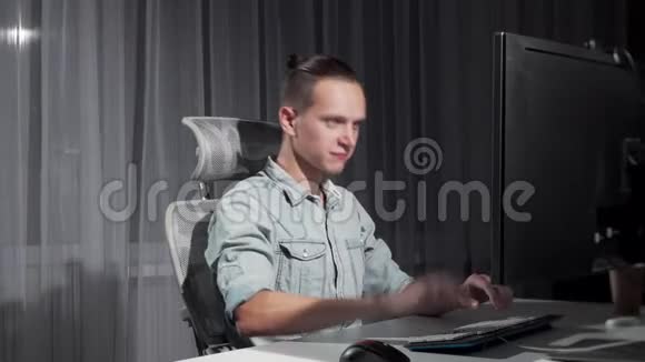 快乐的男人深夜在电脑上完成工作视频的预览图