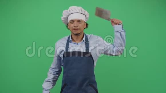 愤怒的成年男子烹饪中国菜视频的预览图