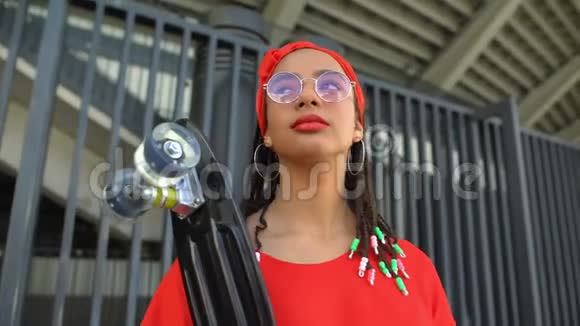 时尚太阳镜滑板时尚摄影的混血女孩视频的预览图