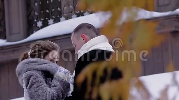 冬天两个情人在树下接吻和拥抱非常美丽和衷心的框架恋人们有快乐和快乐的脸视频的预览图