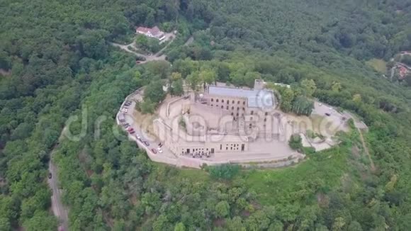 德国森林环绕的中世纪大城堡空中镜头4k视频的预览图