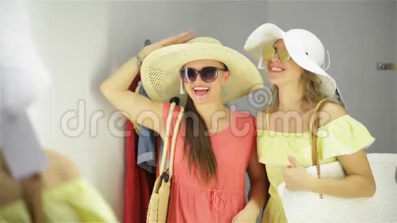 最好的朋友在购物中心的装修房间里跳舞两个漂亮的女孩在一起度过了许多快乐的时光视频的预览图