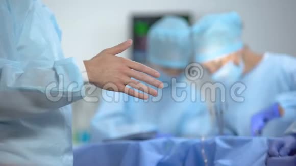 无菌病房手术前戴主刀手套的助手视频的预览图