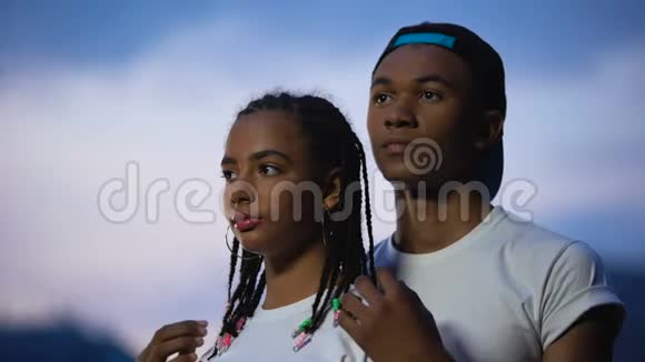 爱的非洲夫妇拥抱闭上眼睛梦想着幸福的未来在一起视频的预览图