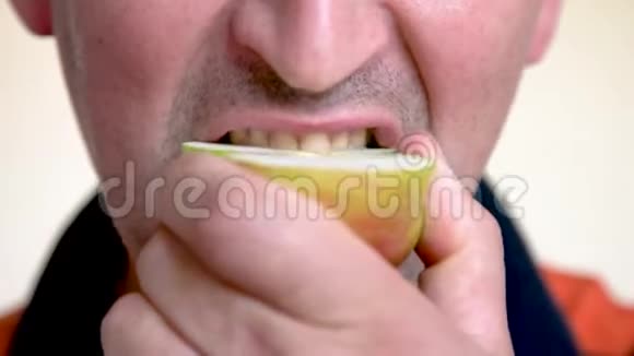 男口嚼苹果嘴咬苹果的特写男人吃苹果超级特写视频的预览图