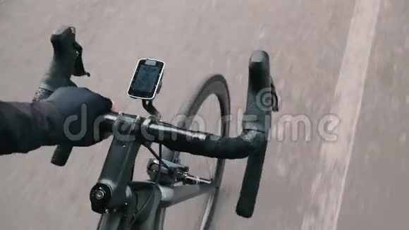 路自行车车把自行车的细节自行车轮男子手握自行车车把骑在城市公园视频的预览图