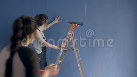 两个女朋友把卧室的墙壁漆成蓝色视频的预览图