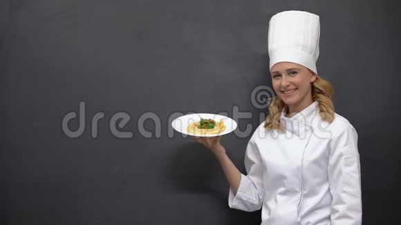 厨师手拿盘子和意大利面美味的意大利食物食谱烹饪艺术视频的预览图