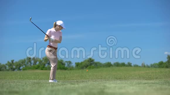 缺乏经验的女性高尔夫球手对失败的射门倒霉的人运动视频的预览图