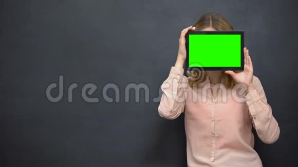 女孩躲在绿色屏幕后的脸网络匿名的概念模板视频的预览图