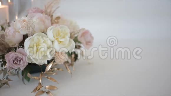 结婚玫瑰的白色和明亮的粉红色在一个花瓶在登记处在美丽的花朵的背景下视频的预览图