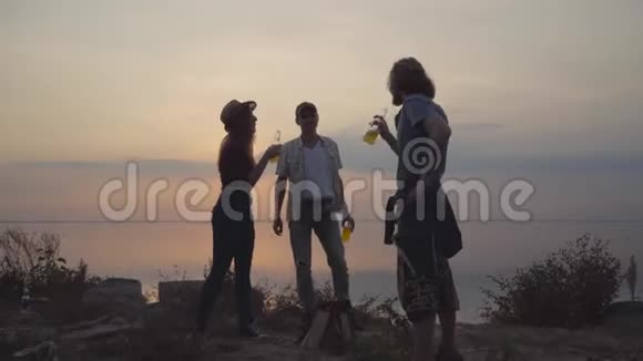 一群年轻的朋友一边喝着冰镇啤酒一边喝着柠檬水一边玩着愉快的心情视频的预览图