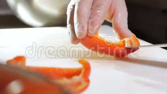 男厨师慢动作切鲜菜在厨房餐厅用切花椒特写厨师手视频的预览图