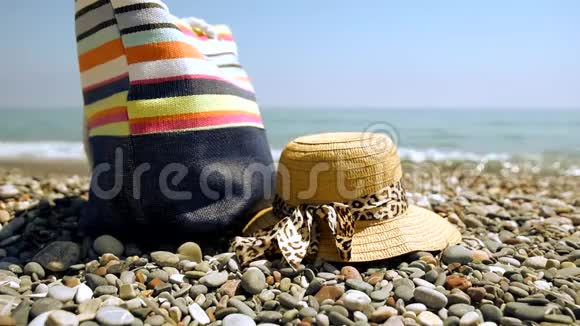 在海滨戴着彩色夏装和帽子视频的预览图