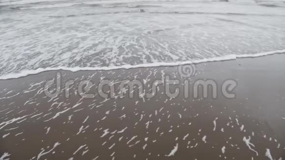 秋天海滩上的海浪和海沫北海海岸慢动作视频的预览图
