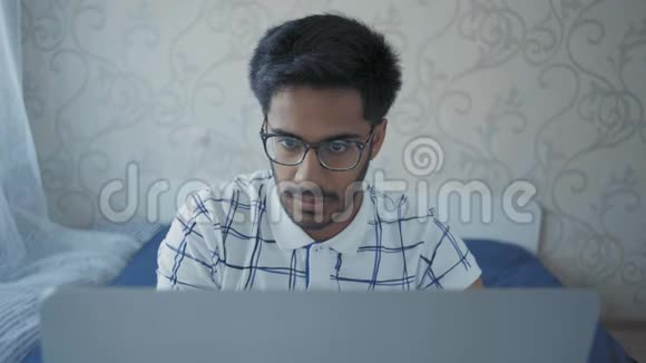 特写镜头印度学生戴眼镜疲劳时坐在膝上视频的预览图