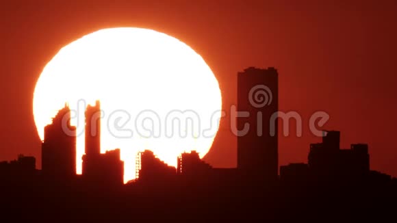 贝尼多姆市天际线上快速的巨大日落视频的预览图