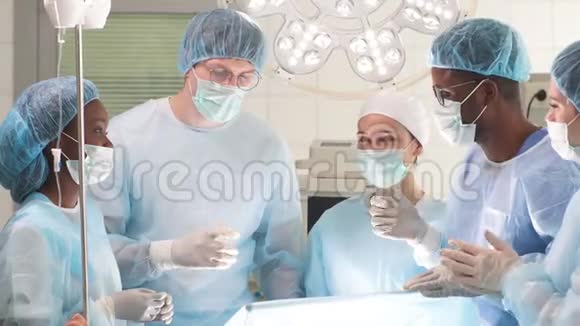 一队学生在医院手术室通过考试视频的预览图
