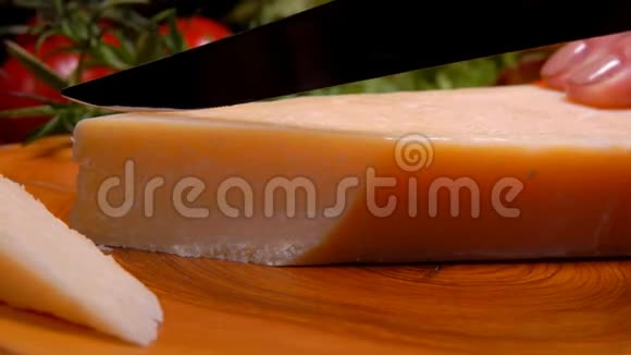 硬帕尔马干酪用刀子切成薄片视频的预览图