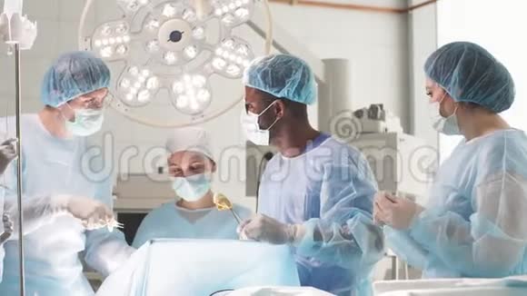 在手术室工作的外科医生团队视频的预览图