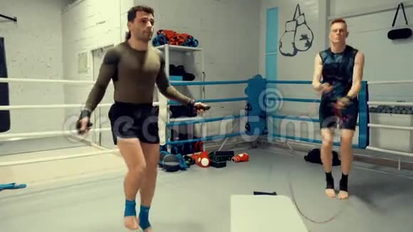 两名拳击手在健身房跳绳视频的预览图