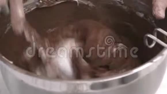 厨师混合奶油和可可视频的预览图