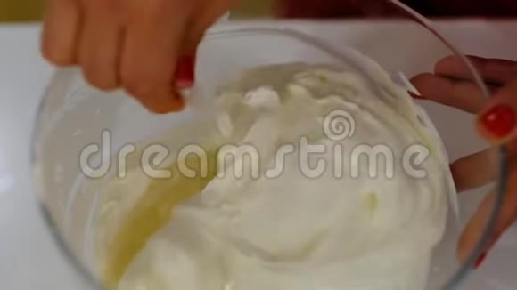 将煮好的手和搅拌好的搅拌好的黄油女人在家做苹果蛋糕视频的预览图