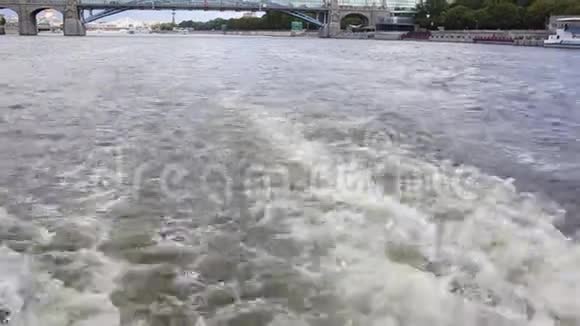 动力船在移动从船尾观看水泡沫和表面后面莫斯科河上的摩托艇视频的预览图