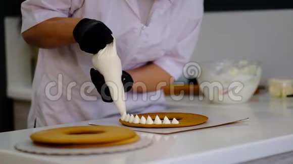 女人在厨房里装饰蛋糕工作中的糕点厨师视频的预览图