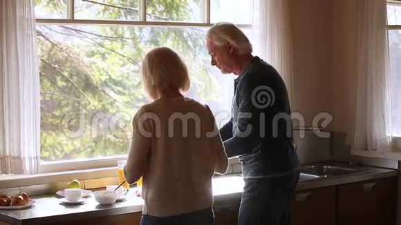 高级夫妇一起享受厨房烹饪的后景视频的预览图