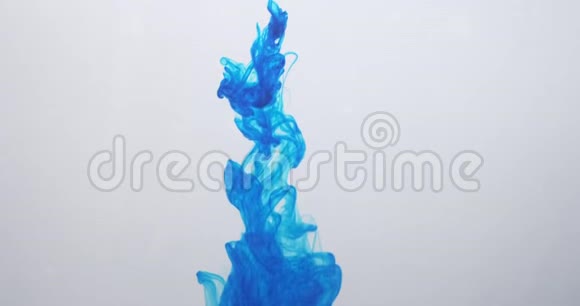 蓝色油漆墨水滴在白色背景的水中英气云在水下流动孤立的多云烟雾视频的预览图