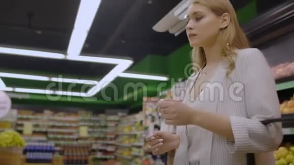 中年妇女在超市里重一袋苹果视频的预览图
