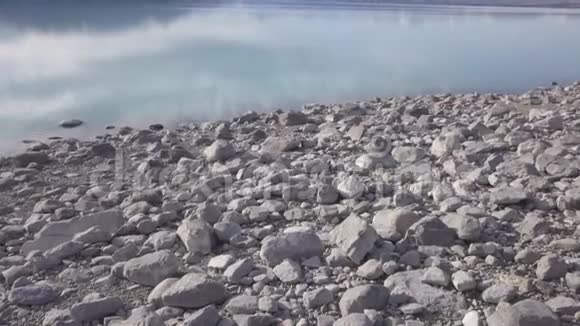 无人机在普卡基湖向杜莉射击天空稳定上升视频的预览图
