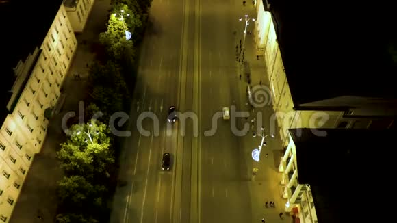 午夜城市道路的无人机镜头空中观景视频的预览图