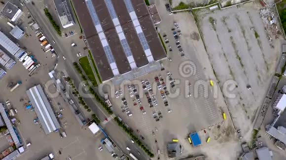 停车场4k顶部鸟瞰图与空地放置交通图乘着五颜六色的汽车在停车场购物视频的预览图