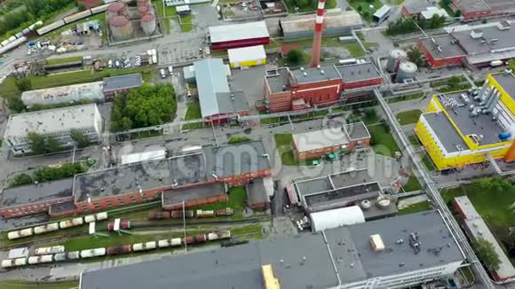 鸟瞰公园生产厂房工业城市无人机视野中的制造区域领土工业工厂天景空中飞行视频的预览图