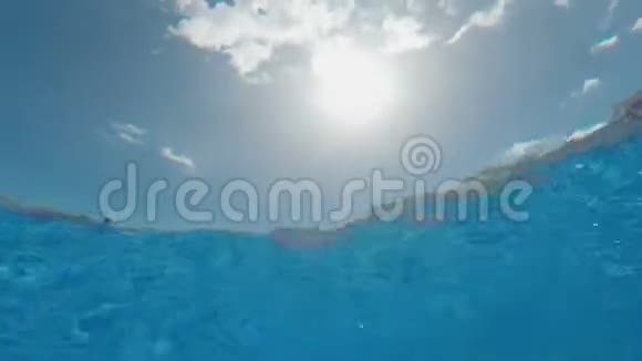 水下景观向太阳游泳池水背景与复制空间视频的预览图