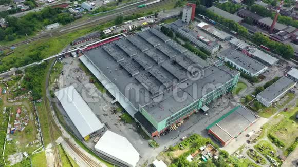 工业场所明亮的仓库大楼从上面看到的城市工业区无人驾驶飞机4k段录像视频的预览图