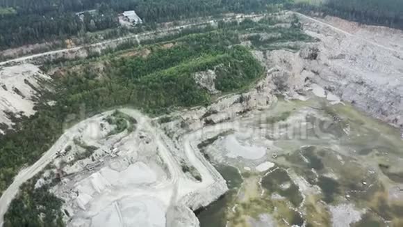 露天矿采石场的景观与许多机械在花岗岩采石场采矿工作采矿机挖掘机钻井机视频的预览图